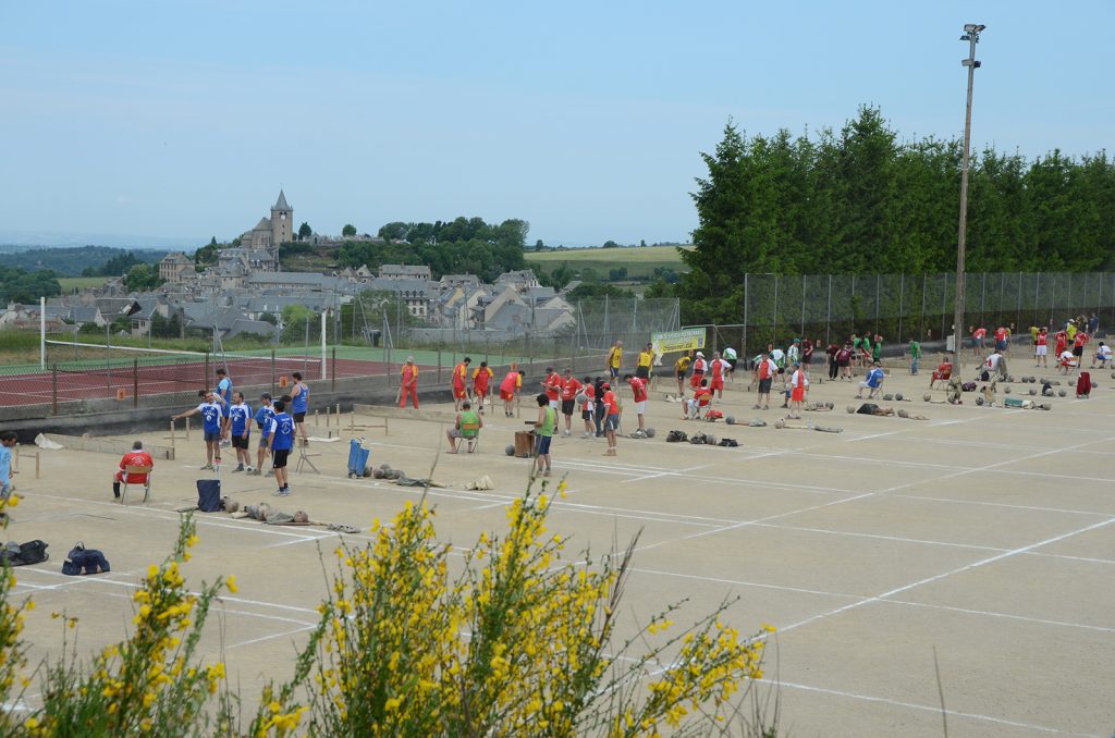 Skittles competition of eight Laguiole