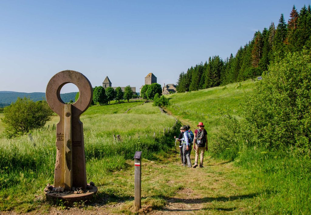 Wanderer auf dem Weg nach Santiago de Compostela Aubrac