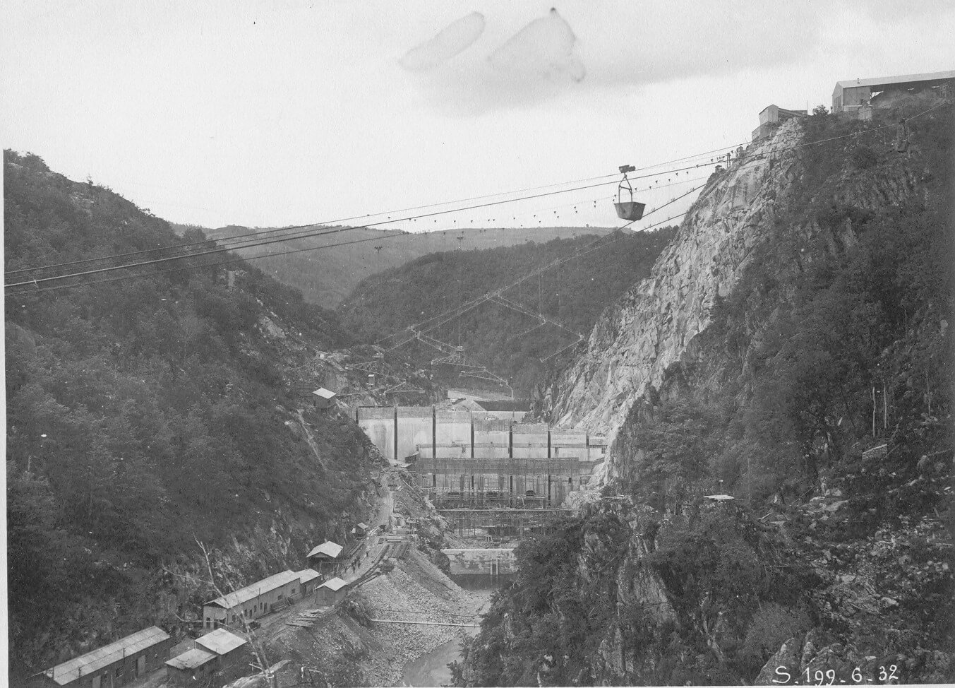 Der Bau des Staudamms von Sarrans