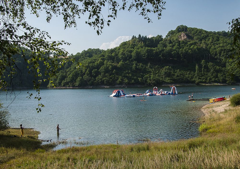 Jeux aquatiques sur le lac de la Selves ou lac de Maury