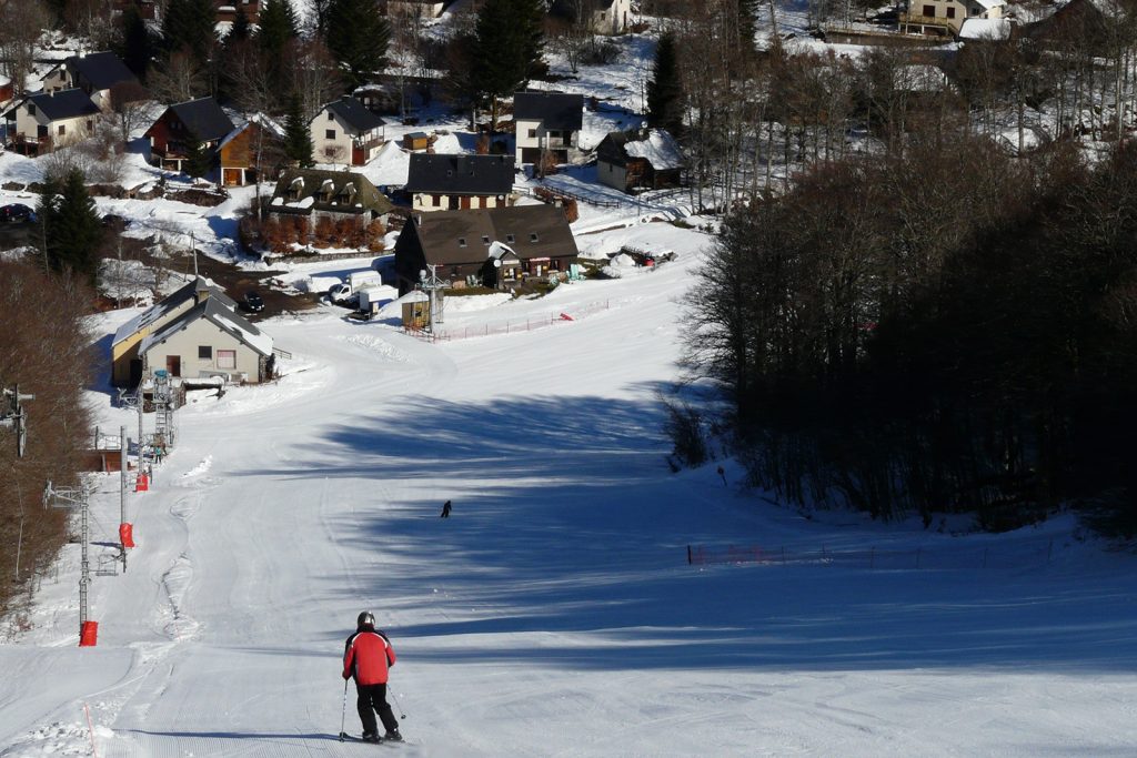 Alpines Skifahren Skigebiet Brameloup Aubrac