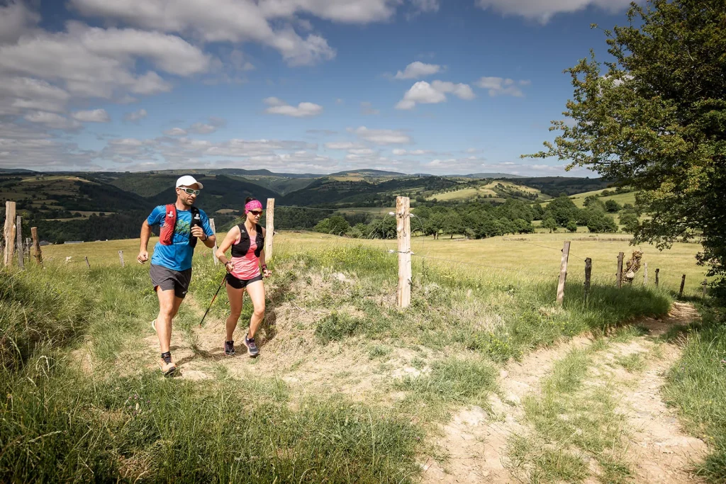 Trail-Paar voller Natur