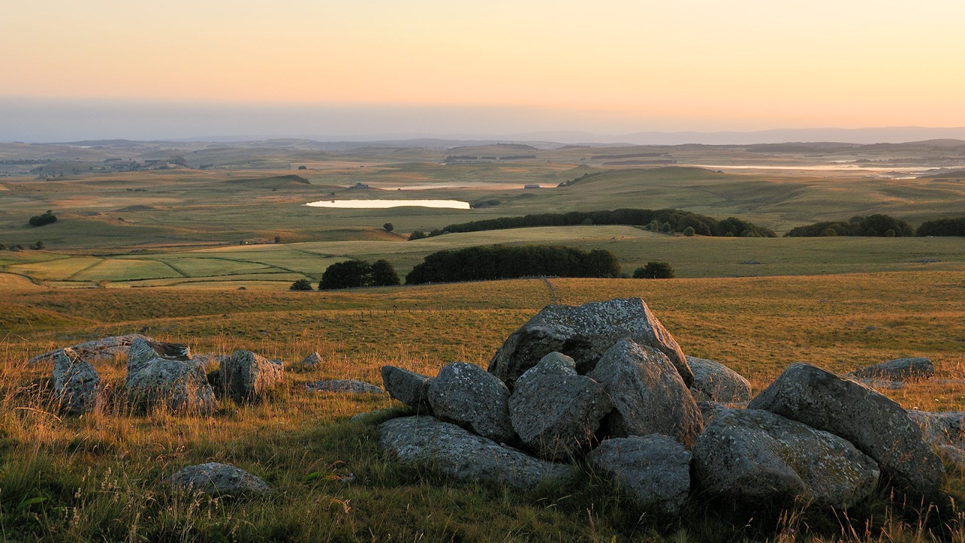 Erratic blocks in the heart of the plateau