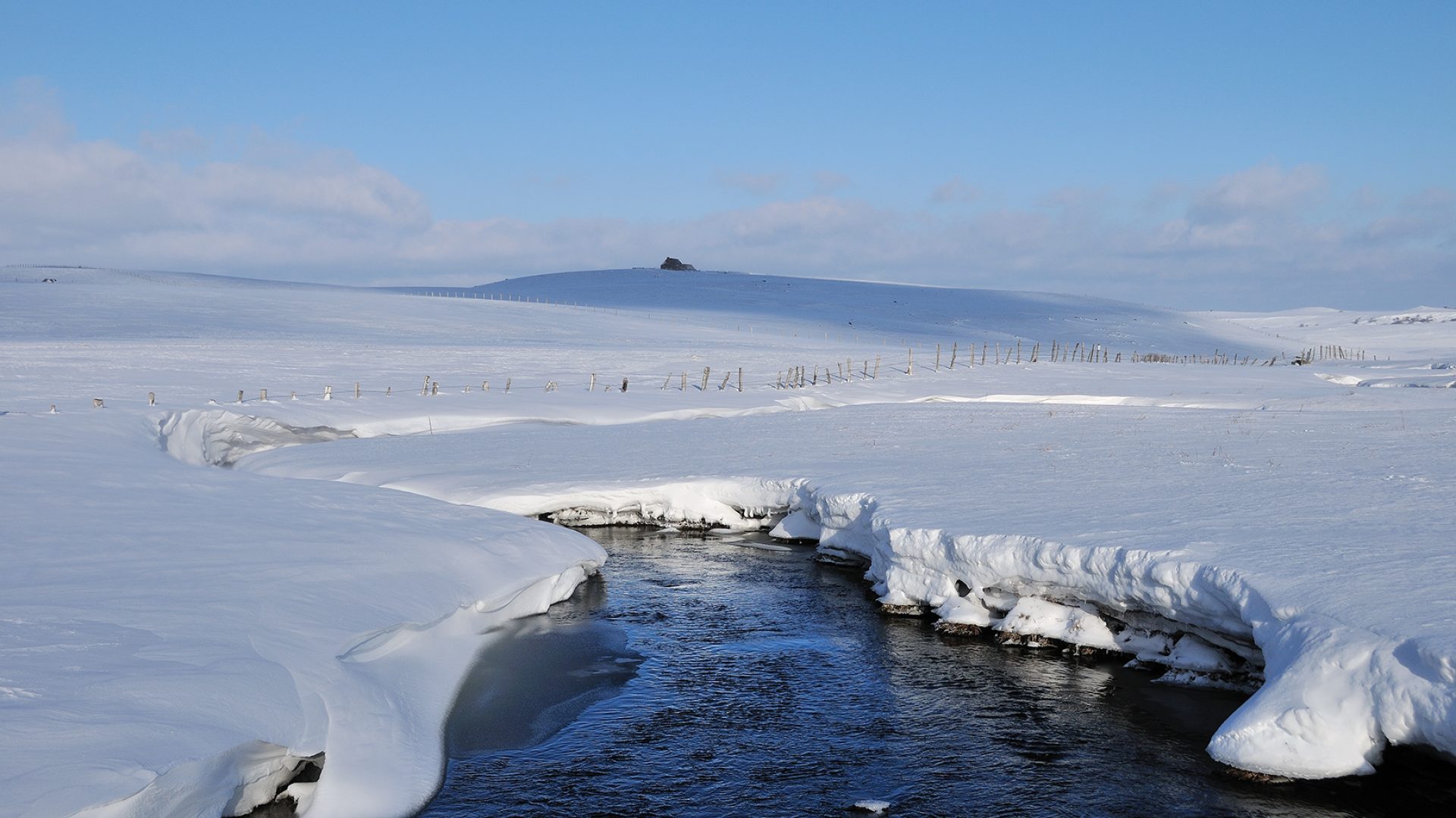 Aubrac rivier sneeuw