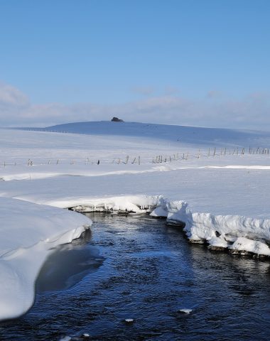 Aubrac rivier sneeuw