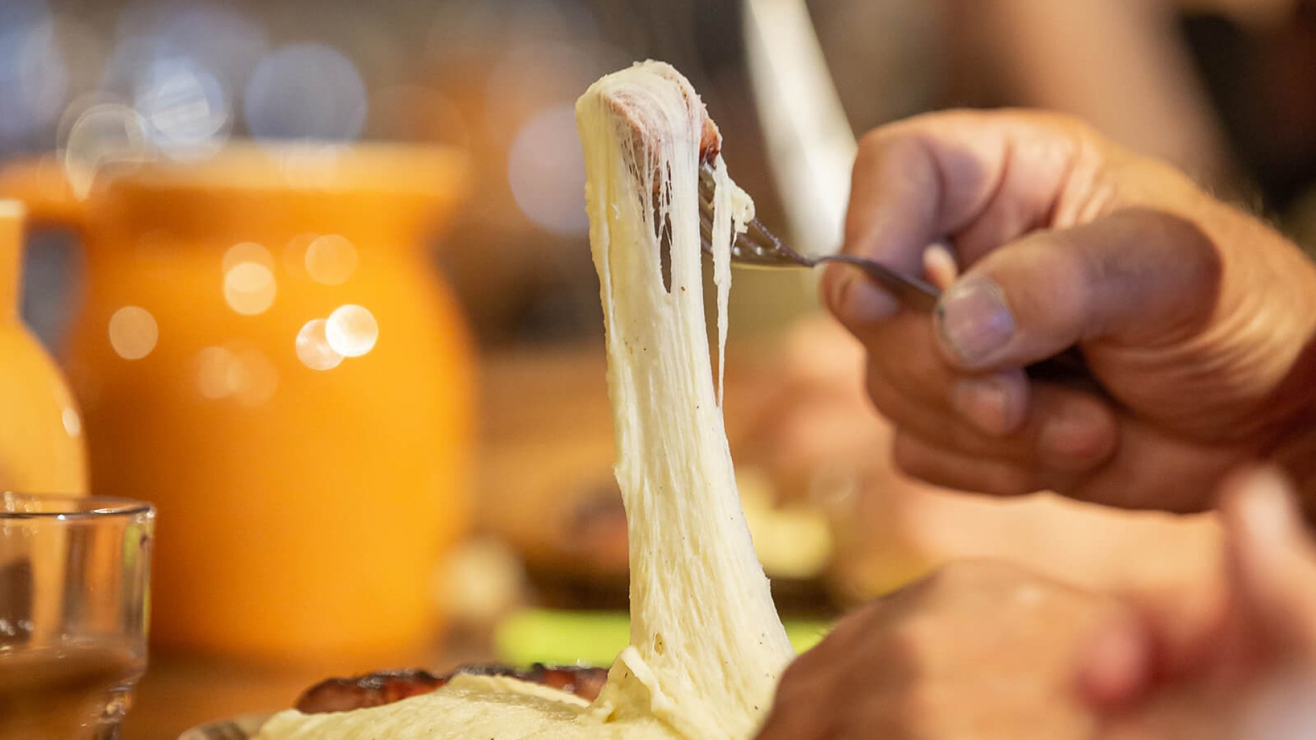 Manger un aligot de l'Aubrac