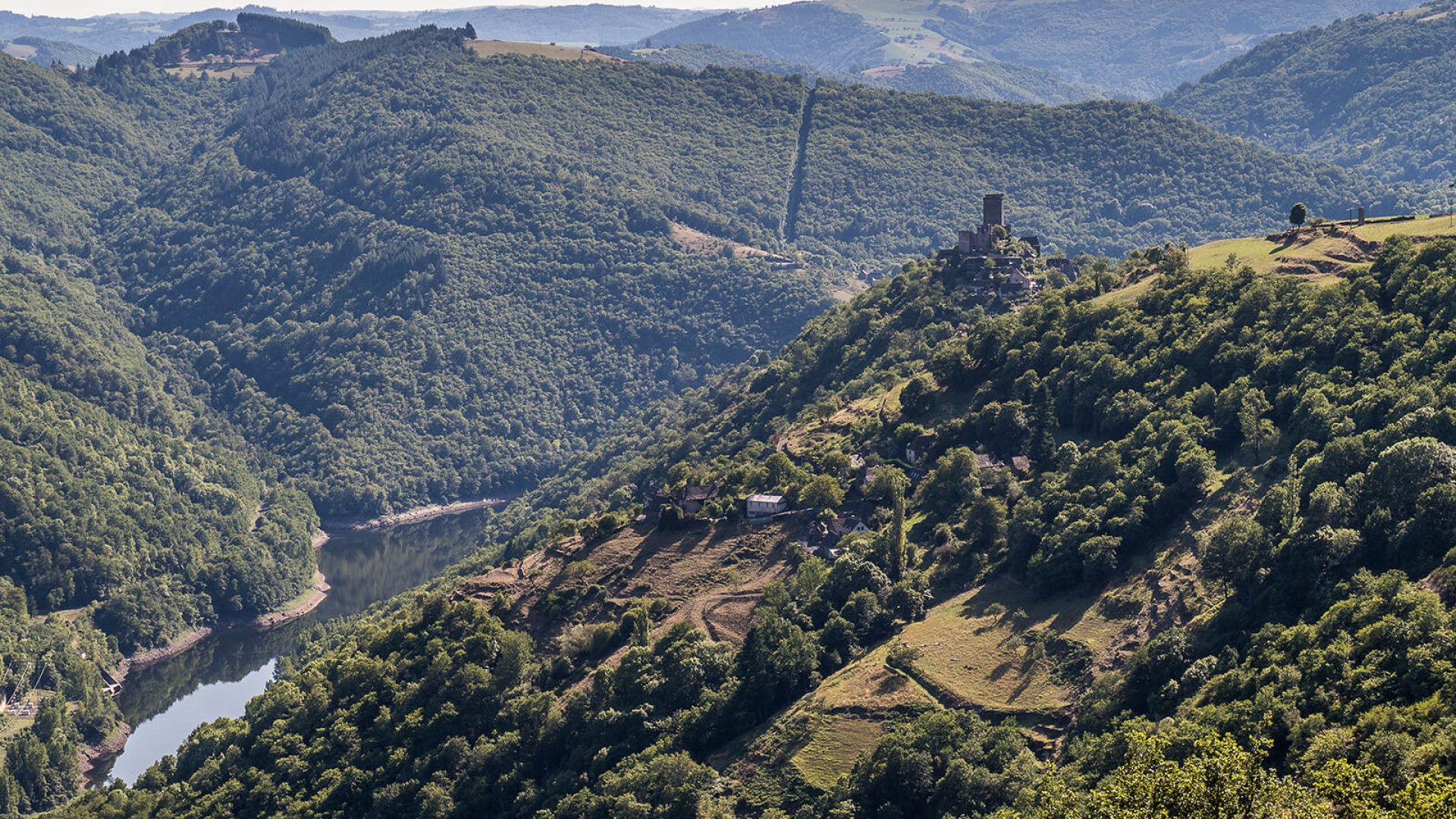 Vue sur château de Valon et gorges de la Truyère