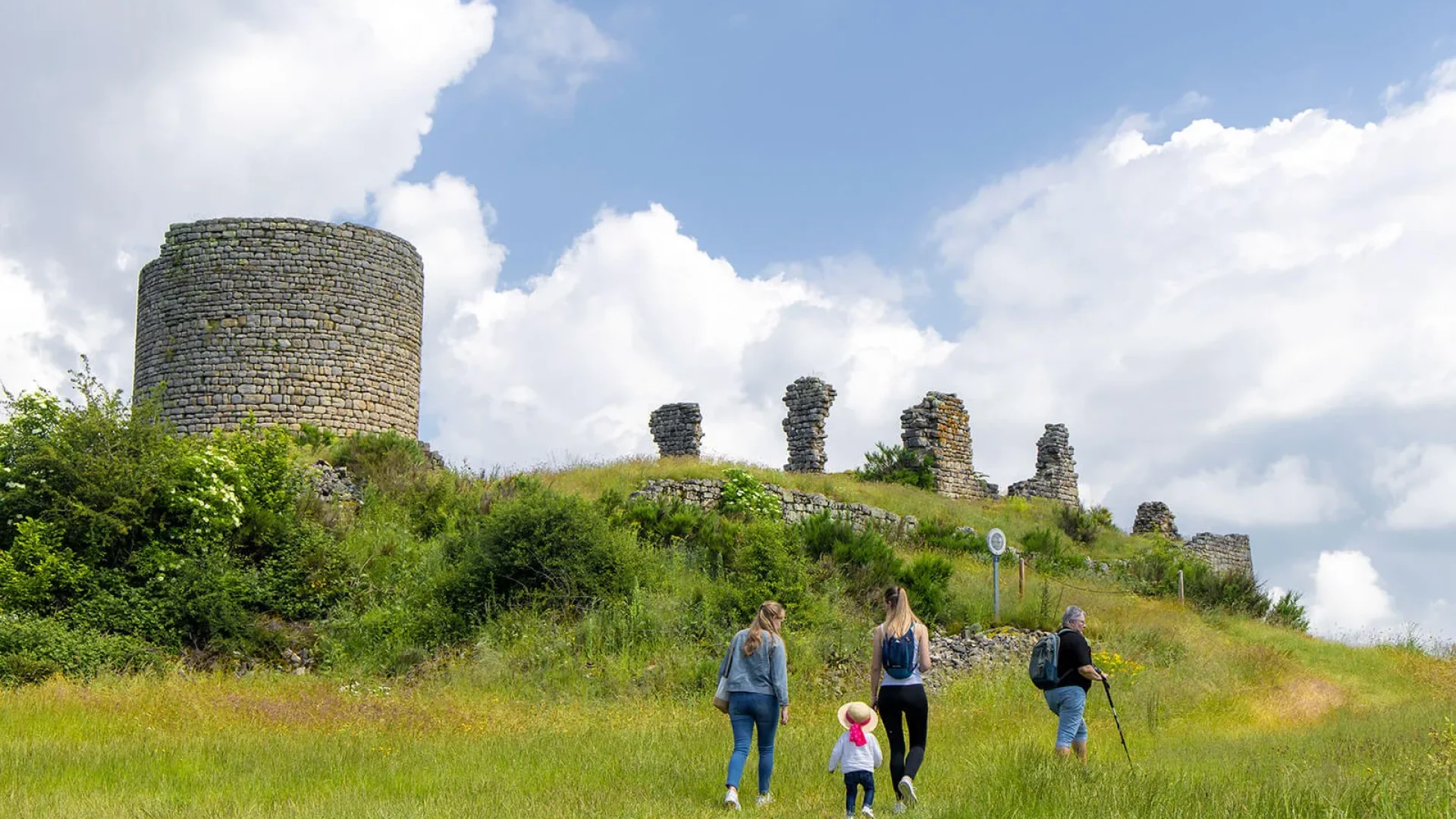Familiewandeling naar het kasteel van Aubrac