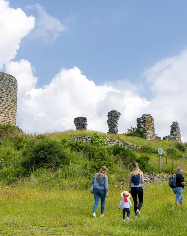 Escursione in famiglia sulle vestigia del castello di Aubrac