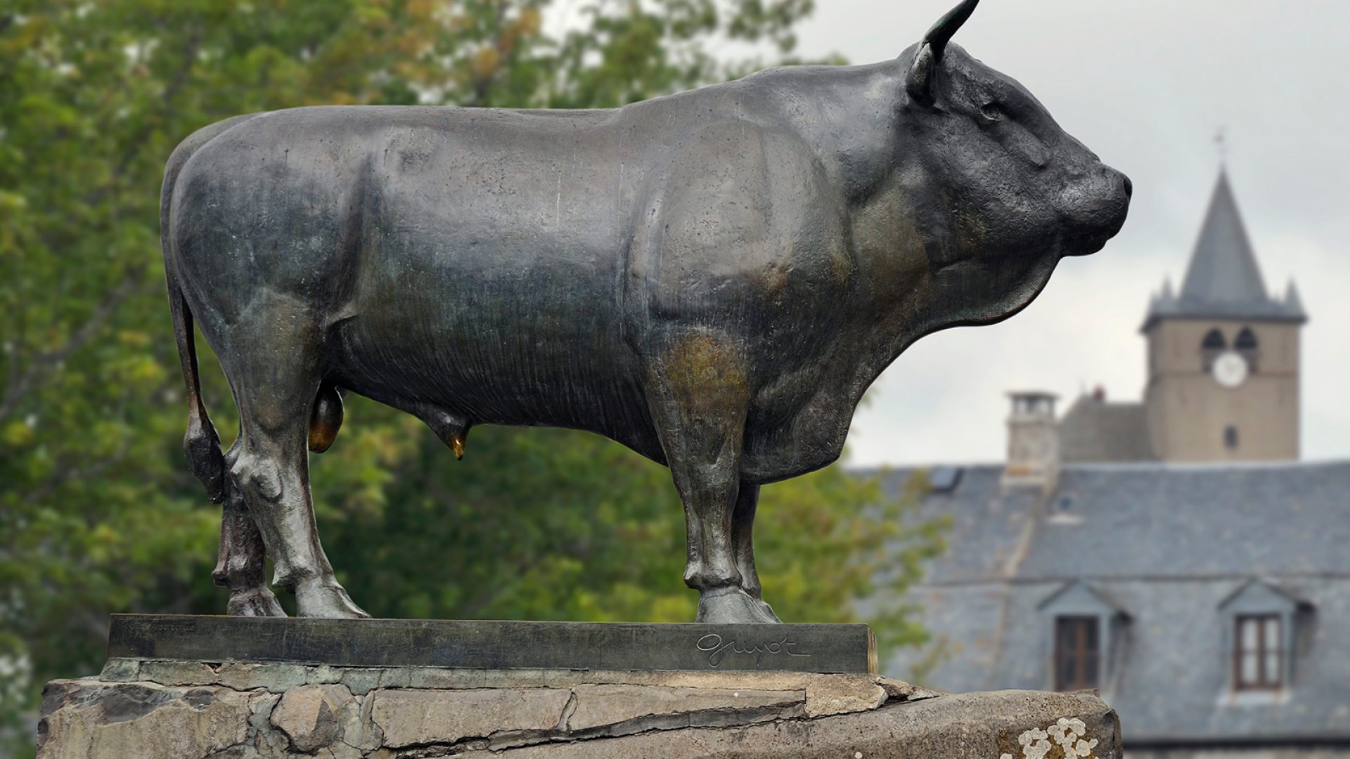 Laguiole bull statue